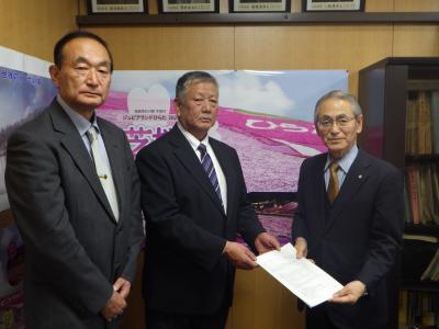 三本松喜良委員長から澤村村長へライスセンター整備に関する答申書を提出